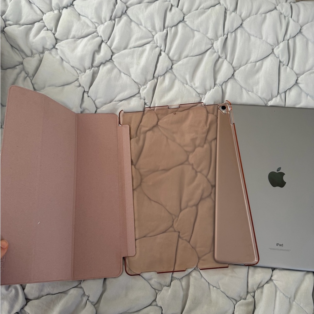 iPad Pro 12.9 Inch 2nd Generation. Excellent Condition - Picture 5 of 6